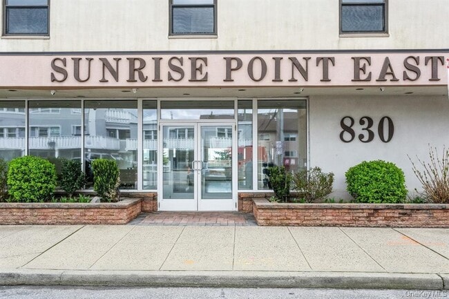 Building Photo - 830 Shore Rd Unit 1H