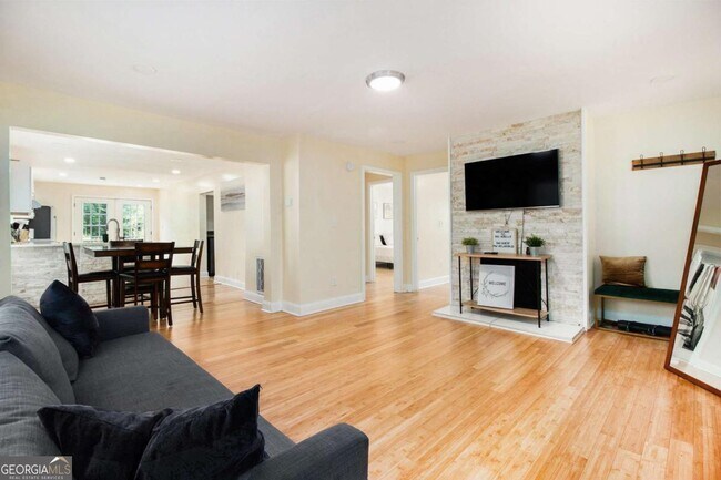 Photo - 361 Adelle St SE