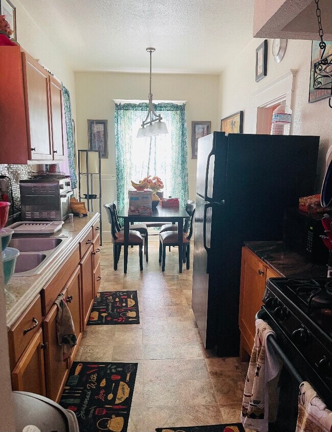 Los apartamentos más grandes tienen muchas habitaciones. - The Lindsay Furnished Apartments Unidad Amphibianthemed