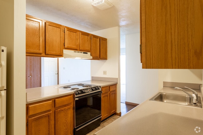 2BR, 2BA - 925 SF