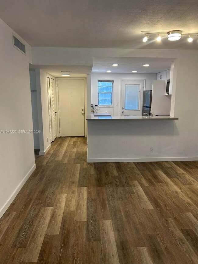 Building Photo - 500 NE 12th Ave Unit 304