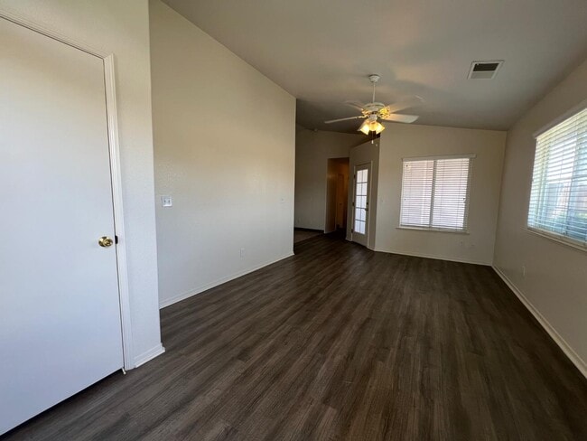 Photo - 995 Vineyard Way
