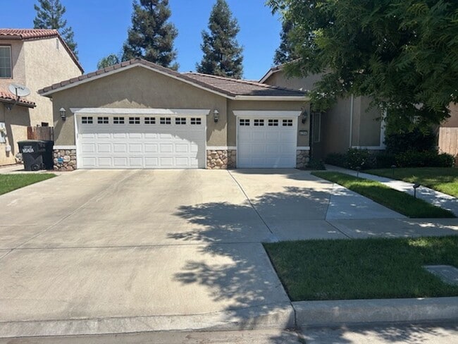Building Photo - Beautiful Home with a 3 Car Garage.