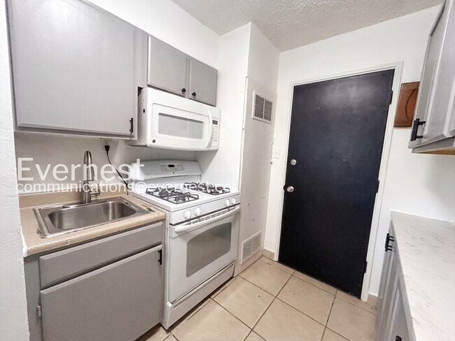 Photo - 906 1/2 Carlisle Street
