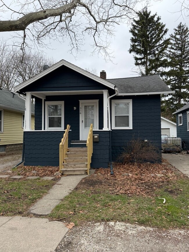 Building Photo - 2 Bed / 1 Bath House for Rent — Lansing, MI