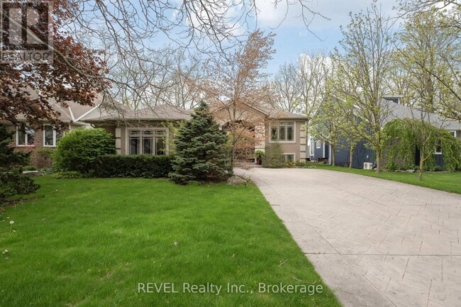 Photo - 661 Clarence St