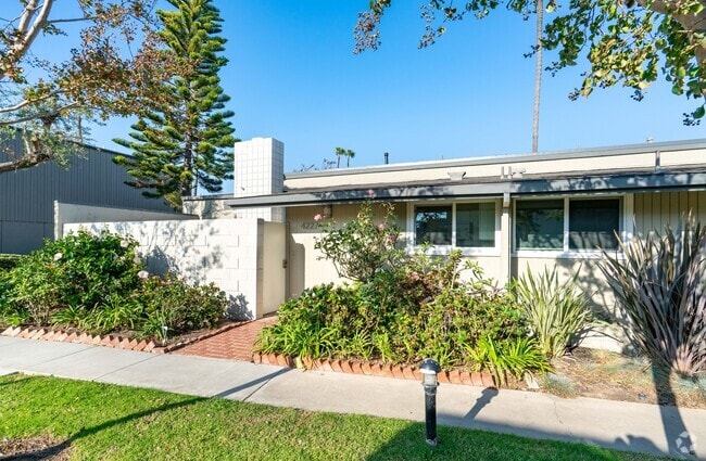 Building Photo - Beautifully Remodeled Tri-Level Condo With...