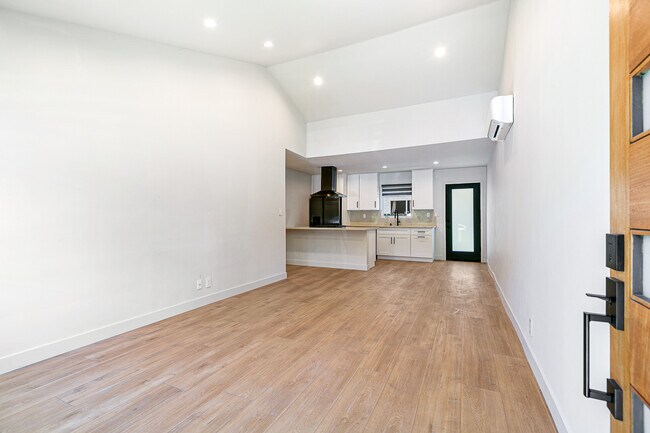 Photo - 10418 Regent St