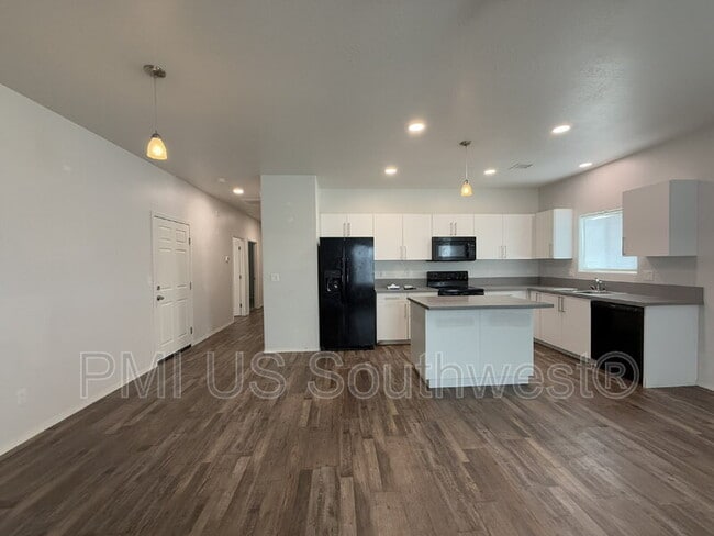 Building Photo - 8700 E Loos Dr Unit B Rental