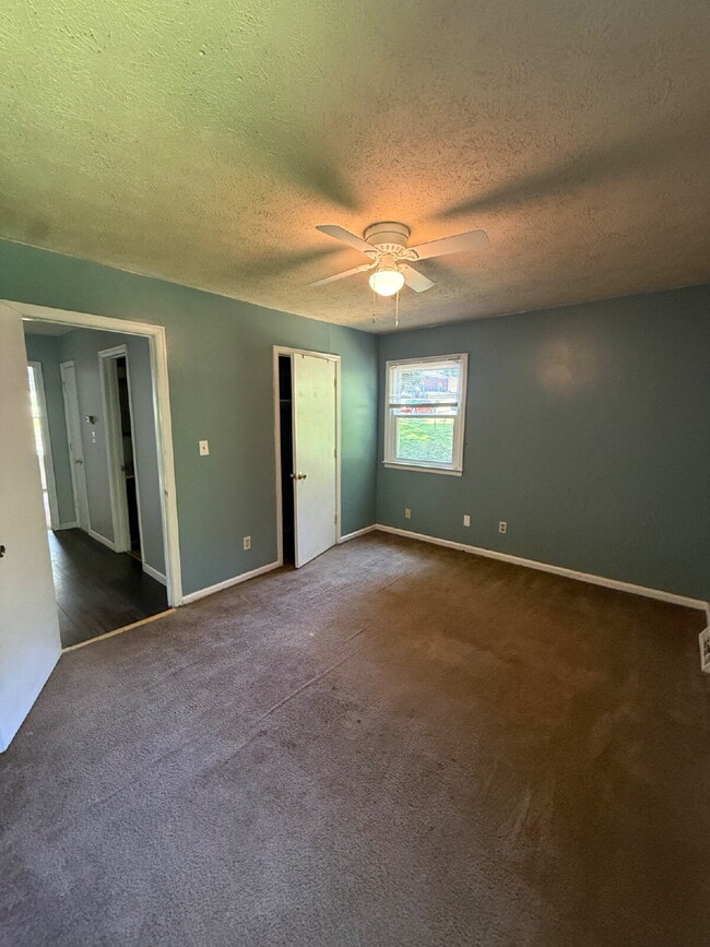 2 Bedroom 1 Bathroom Apartment in Madison Heights with off street parking.