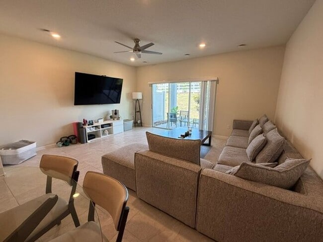 Photo - 3/2.5 Like new Davenport Townhome