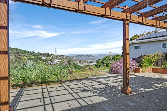 Photo - One level home Crockett, magnificent VIEWS
