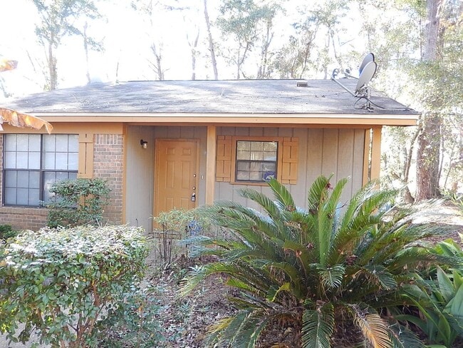 Building Photo - Lovely SOUTHWOOD Area 2/1.5 w/ Large Yard, Deck, & Open Floor Plan! $1350/month Avail July 1st!