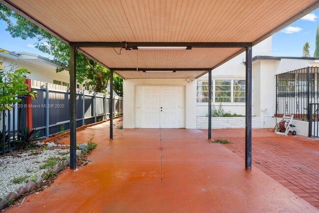 Building Photo - 411 SW 34th Ave Unit 2 Rental