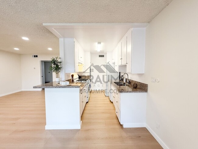 Photo - 6041 Whitsett Ave Unit 205