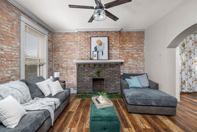 Building Photo - Beautiful home with fenced in yard and covered rear deck in Southwest Garden