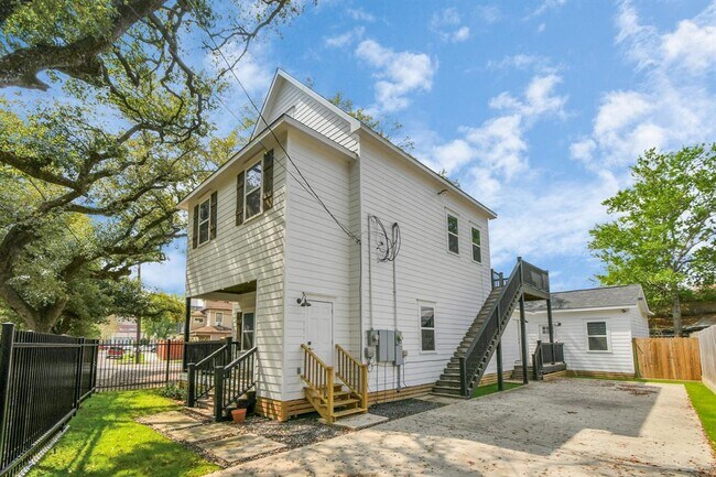 Photo - 120 Drennan St Unit 1