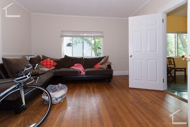 Building Photo - Very nice Brookline 5 Bed 2 bath!!