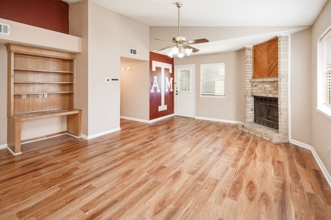 Photo - JUNE SUBLEASE!!!! Adorable 3 Bedroom 2 Bathroom Home with Yard and 2 Car Garage!