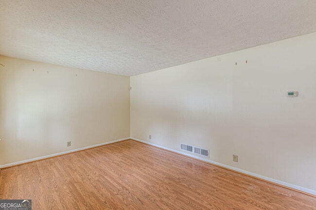 Photo - 828 Sheppard Way