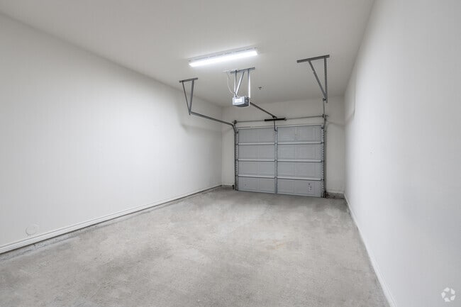 1BR, 1BA - 890SF - Private Garage