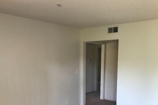 Photo - 2400 Seneca St Unidad 102