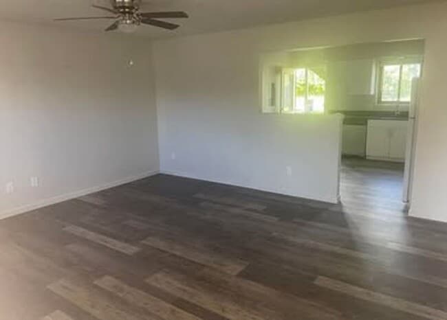 Building Photo - Newly Updated 2-Bedroom Apartment - Utilit... Unit 4