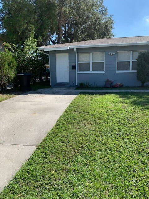 St Petersburg, Two beds/1 bath, laundry  and Yard.