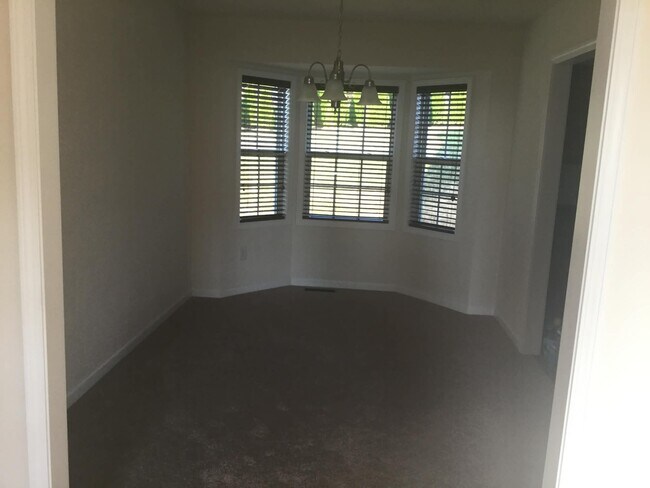 Photo - 450 Chelsea Loop