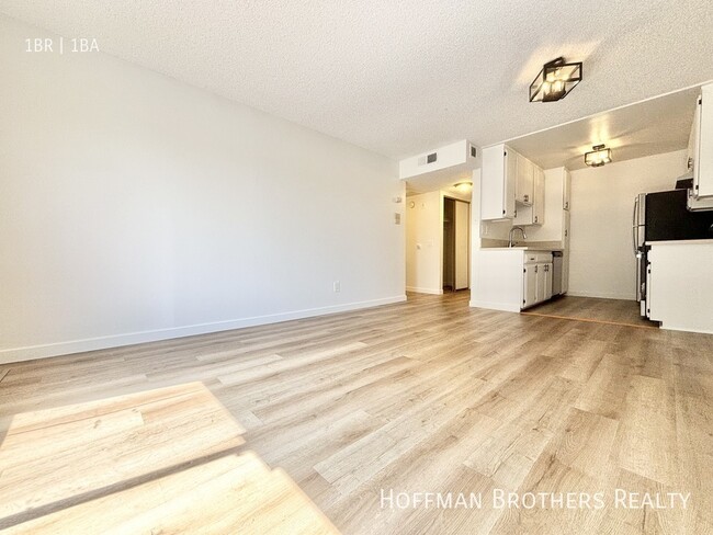 Photo - 11817 Victory Blvd Unidad 107