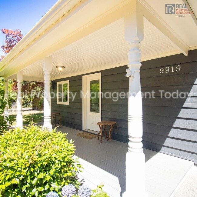 Photo - 9919 Woodland Ave E