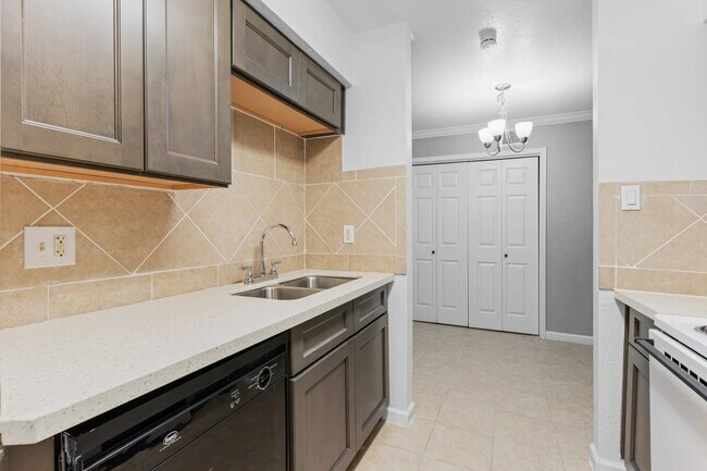 Photo - Don’t Miss Out | Inquire for Current Move-... Unidad FPL2