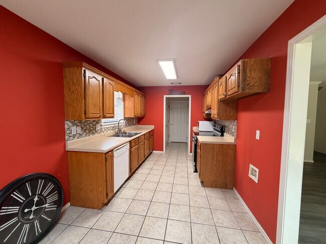 Photo - This 3-bedroom, 2-bathroom house in Russellville, AR offers a practical layout and convenient loc...