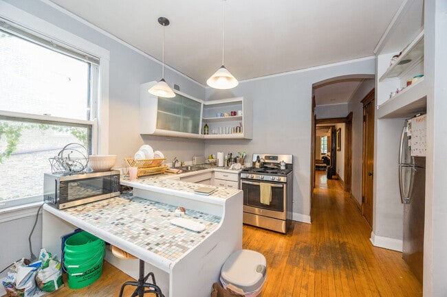 Photo - 2019 N Damen Ave