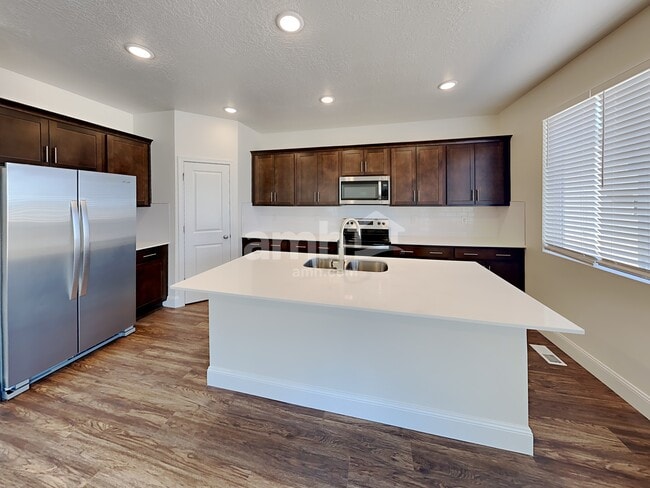 1218 N Golden Spoke Dr