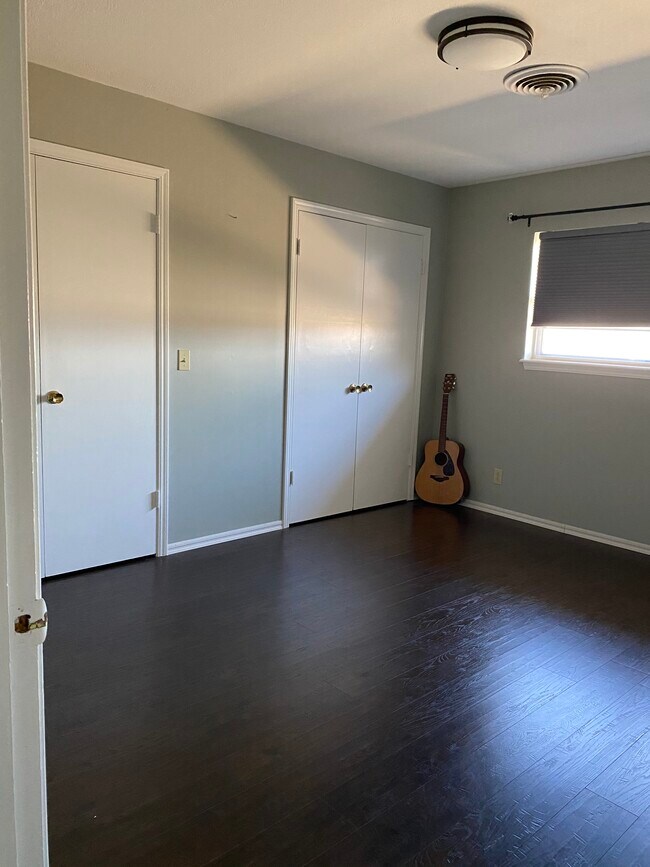 roomy bedroom - 2314 Indian Dr Unit 2314 indian dr