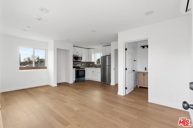 Photo - 15840 Chatsworth St