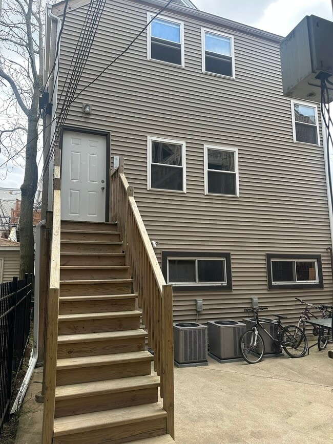 Building Photo - 3350 N Kenmore Ave Unit CH3