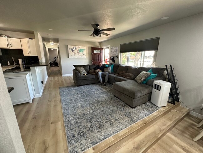 Photo - 11916 Barrett St