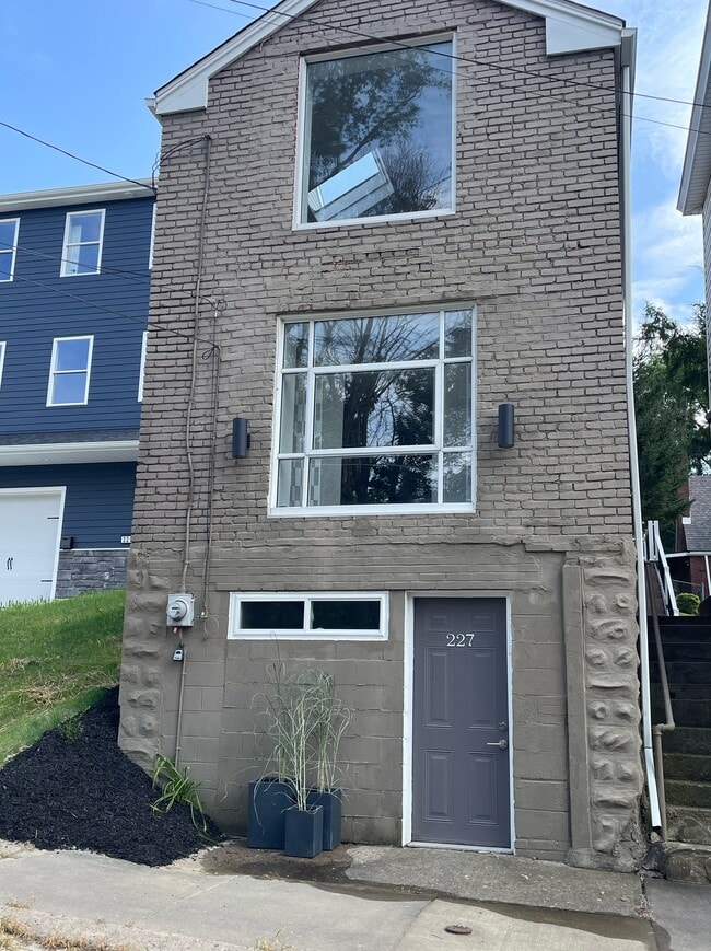 Building Photo - 227 Wilbert St Rental