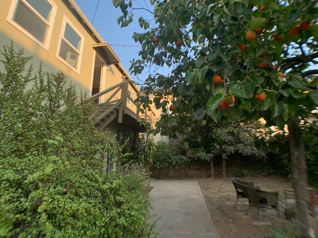 Building Photo - 1312 S Victoria Ave Unit 1312.5