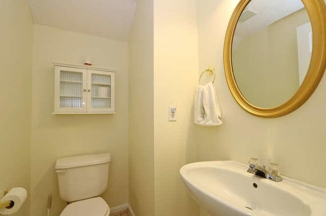 Photo - 107 W Oaks Ct