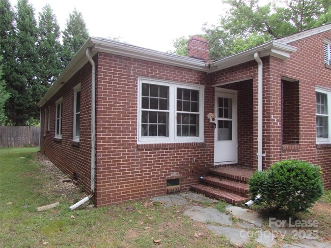 Building Photo - 324 W McCubbins St Rental