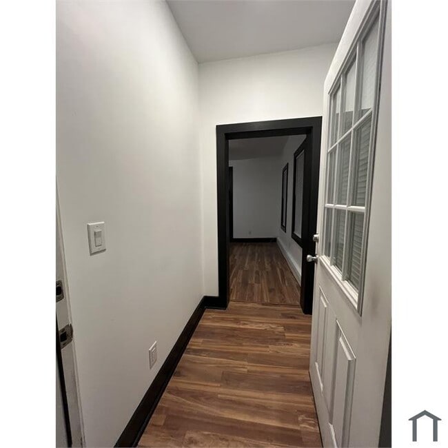 Building Photo - 32 Chapel St Unit #1R