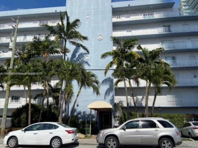 Building Photo - 677 NE 24th St Unit 203 Rental