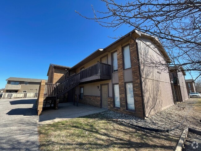Building Photo - Modern 2 Bedroom, 1 bathroom downstairs ap... Unit 1 Rental