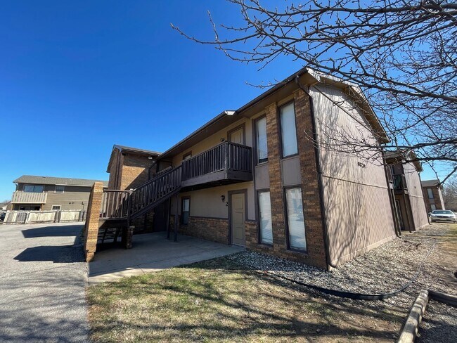 Building Photo - Modern 2 Bedroom, 1 bathroom downstairs ap... Unit 1 Rental