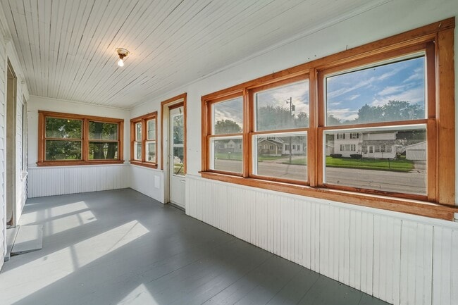 Photo - 568 W Main St