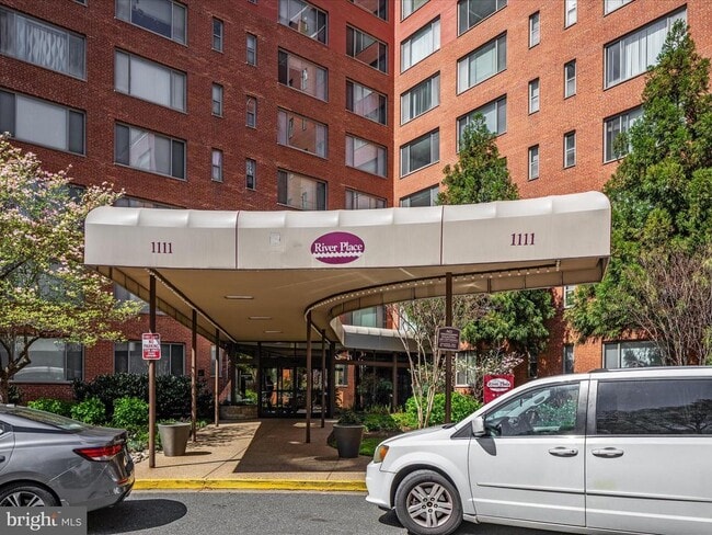 Building Photo - 1111 Arlington Blvd Unit 344