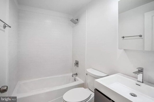 Photo - 24 N St NW Unidad 2